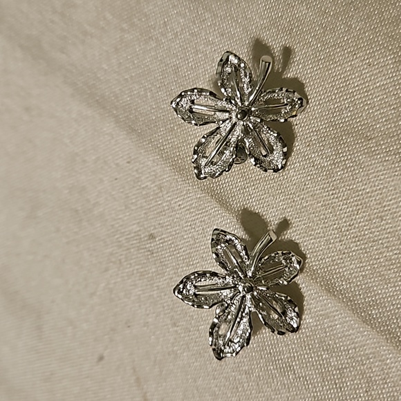 Sarah Coventry Jewelry - Sarah Coventry Floral Clip On Earrings Silver Tone Vintage Signed
